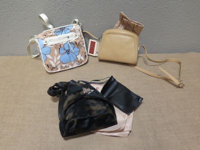 trois porte-monnaie et un sac à main posés sur une table