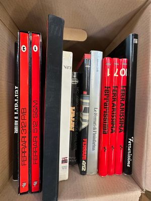de nombreux livres empilés les uns sur les autres dans une boîte