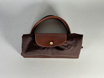 porte-monnaie Longchamp marron avec des finitions dorées