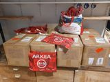 Plusieurs cartons de nourriture sont empilés les uns sur les autres dans une pièce