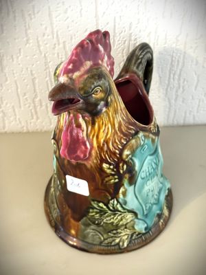 un coq en céramique posé sur une table