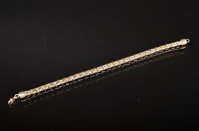 une image représentant un long objet métallique posé sur une surface noire