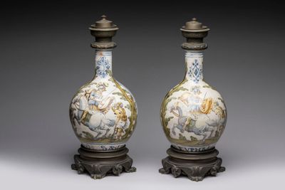 paire de vases chinois ornés de figures, posés sur des socles