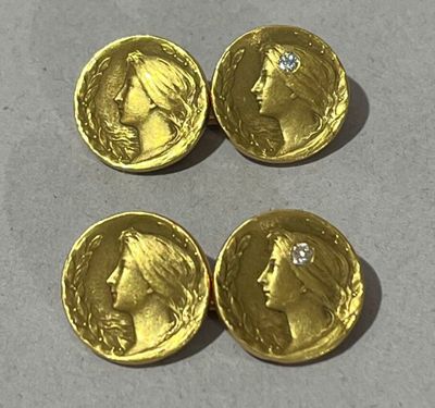 trois pièces d'or sur lesquelles est représenté le visage d'une femme