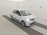 une photo d'une petite voiture blanche dans un garage