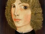 portrait d'un jeune homme aux cheveux bouclés, portant une chemise noire à col