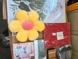 une pile d'objets posés sur un carton