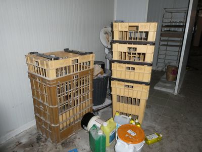 un tas de cartons et de caisses empilés dans une pièce