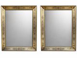 une paire de miroirs à cadre doré sur fond blanc