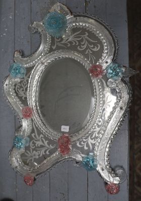 un miroir accroché au mur de la pièce