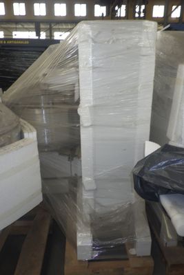 une pile de cartons et une chaise dans un entrepôt