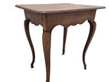 une image d'une petite table en bois sur fond blanc