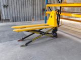 un chariot élévateur à fourche stationné dans un entrepôt