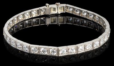 gros plan d'un bracelet en diamant sur une surface noire