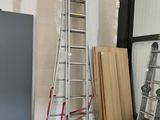 une échelle appuyée contre un mur dans un immeuble