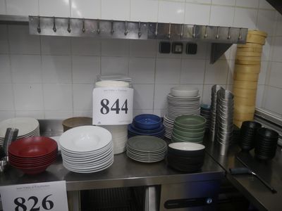 beaucoup d'assiettes et de bols sur le comptoir de la cuisine