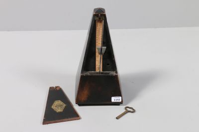 un petit instrument de musique posé sur une table