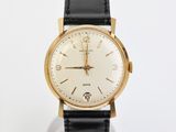un gros plan d'une montre sur une surface blanche avec un fond blanc