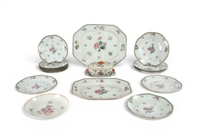 un ensemble d'assiettes et de bols posés sur une table