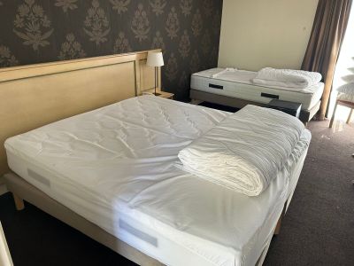 un lit sur lequel se trouvent un matelas et un oreiller