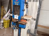 une machine qui se trouve dans un garage