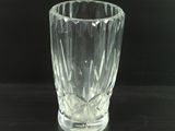 un verre posé sur une table avec un fond noir
