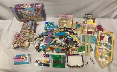 un tas de legos posés sur une table