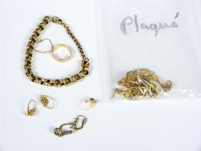 beaucoup de bijoux en or sur une table blanche