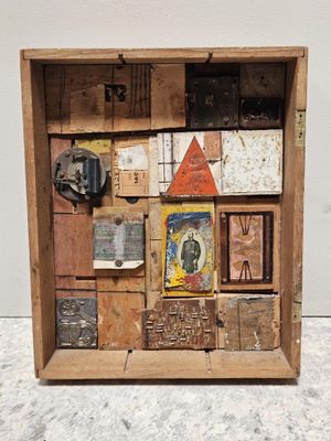 une photo d'une boîte en bois contenant de nombreux objets différents