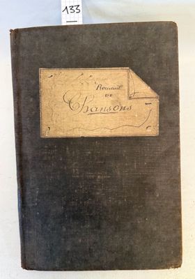 un vieux livre posé sur une table, sur lequel est collée une étiquette
