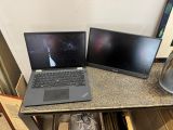 deux ordinateurs portables posés sur une table