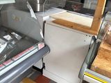 une vitrine au milieu d'une cuisine, remplie de pâtisseries