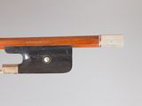 un archet de violon constitué d'un seul morceau de bois et d'un seul morceau de corde