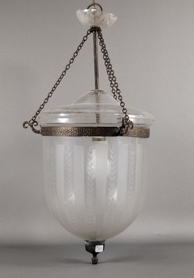 une suspension en verre d'époque, suspendue au plafond par une chaîne