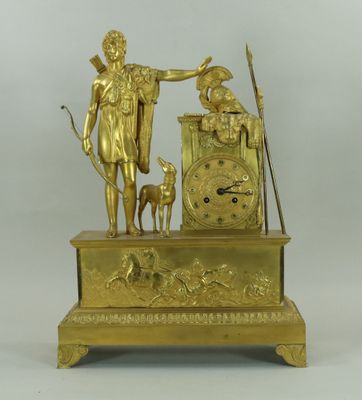 une statue en or représentant un homme avec un chien et une horloge