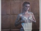 une image représentant l'affiche d'un film sur laquelle figure une femme en robe blanche
