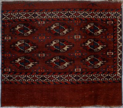 un tapis rouge et bleu à motifs