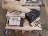 une machine posée sur une palette
