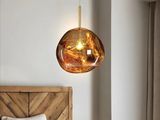 une lampe suspendue au-dessus d'un lit dans une chambre