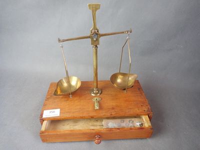 une balance posée sur une caisse en bois