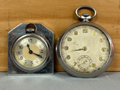 deux horloges placées l'une à côté de l'autre sur une table