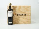 une bouteille de vin posée à côté d'une caisse en bois