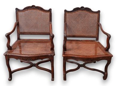 une paire de chaises anciennes à dossier en rotin