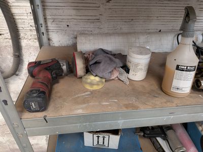 certains outils sont posés sur une étagère dans un garage