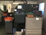 une photo d'un garage rempli d'outils