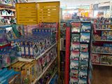 de nombreux jouets sont exposés sur les étagères du magasin, destinés à la vente