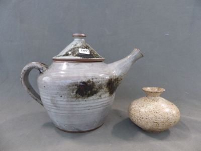 une théière et un vase posés sur une table
