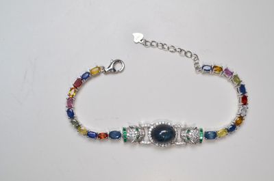 Un bracelet en argent, à décor de deux têtes de panthères se…