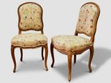 paire de chaises anciennes avec des assises rembourrées à motifs floraux