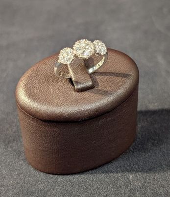 une bague posée sur une boîte marron